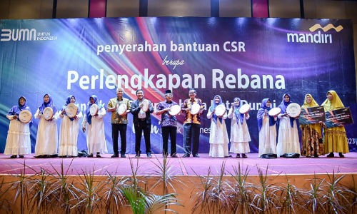 Sekda Dumai H. Indra Gunawan menyaksikan penyerahan bantuan peralatan rebana program CSR dari Bank Mandiri.(foto: bambang/halloriau.com)