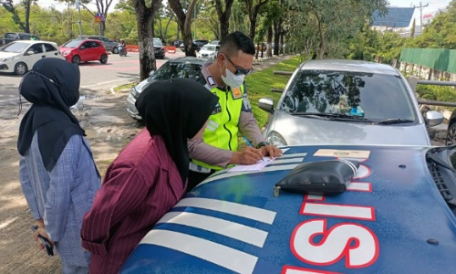 Petugas Satlantas Polresta Pekanbaru memberikan menilang salah seorang pelanggar saat Operasi Zebra Lancang Kuning 2022.(foto: bayu/halloriau.com)