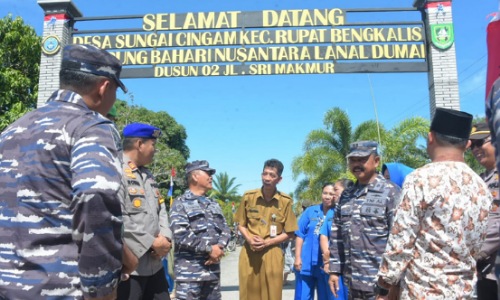 Staf Ahli Bupati Bidang Kemasyarakatan dan SDM, Johansyah Syafri saat hadiri peresmian Kampung Bahari di Desa Sungai Cingam.(foto: zulkarnaen/halloriau.com)