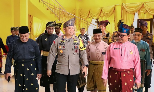 Kapolres Siak bersama para pengurus LAMR Siak.(foto: istimewa)