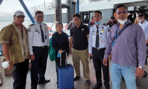 Imigrasi Dumai deportasi seorang perempuan warga negara Malaysia, melalui Pelabuhan Internasional Kota Dumai, Minggu (18/12/2022).(foto: bambang/halloriau.com)