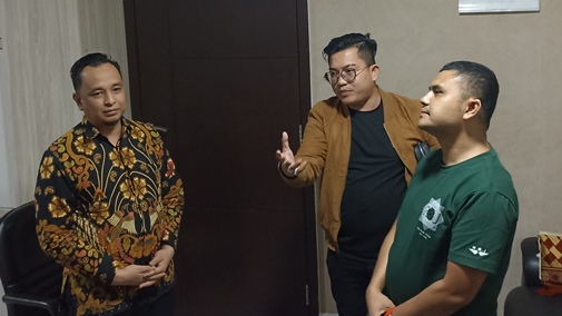 Pengacara Pemuda Milenial Pekanbaru Mirwansyah MH, saat mendatangi Kantor DPM-PTSP Pekanbaru, Jalan Jend. Sudirman, Kamis (30/6/2022).