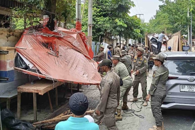 Bangunan liar PKL samping RSUD Arifin Achmad dibongkar Satpol PP (foto/Tata)