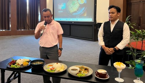 Chef Sanusi dan Tim Food & Beverage, Diki memperkenalkan program kuliner Sapta Rasa Hotel Aryaduta Pekanbaru.(foto: meri/halloriau.com)