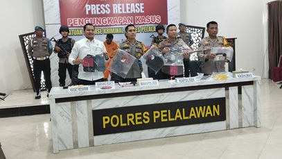 Wakapolres, Kompol I Komang Aswatama ekspos pengungkapan tiga kasus yang ditangani Polres Pelalawan (foto/Andy)