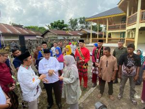 Gubri Syamsuar menyerahkan pengelolaan bukti peninggalan sejarah Rumah Tinggi Kerajaan Indragiri (foto/int)