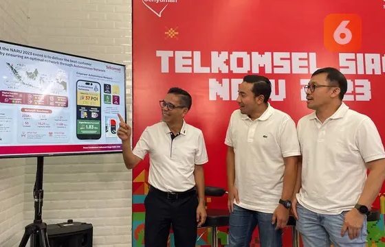 Konferensi pers update kesiapan jaringan Telkomsel menghadapi momen Natal dan Tahun Baru 2023. (Kiri-kanan): SVP Global Network Operations Galumbang Pasaribu, VP Corpcomm & CSR Saki Hamsat Bramono, dan VP Consumer Business Operations Gilang Prasetya.