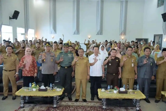 Wakil Bupati Bengkalis Dr Bagus Santoso launching Sekolah Lansia yang ada di Desa Selatbaru (foto/zulkarnain)