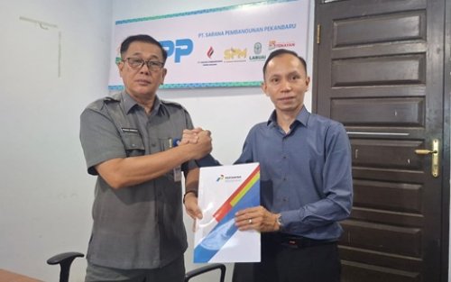 Muhammad Syafii, M.IK (kanan), gantikan Panzi Barza, M.M sebagai Direktur PT SPEM, prosesi sertijab berlangsung di kantor PT SPP (foto/ist)