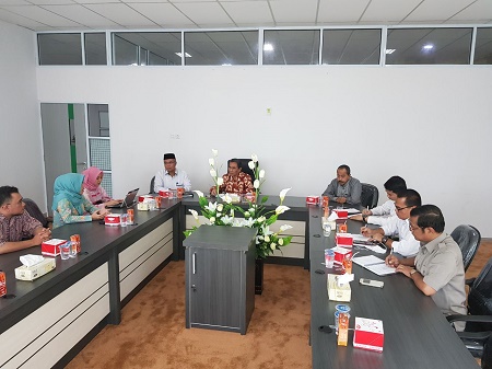 Wakil Rektor III UIR Ir. H. Rosyadi, M.Si bersama Wakil Rektor I Dr.H. Syafhendry, M.Si memimpin rapat bersama Badan Ekonomi Kreatif RI untuk kerjasama penelitian lagu-lagu Melayu.