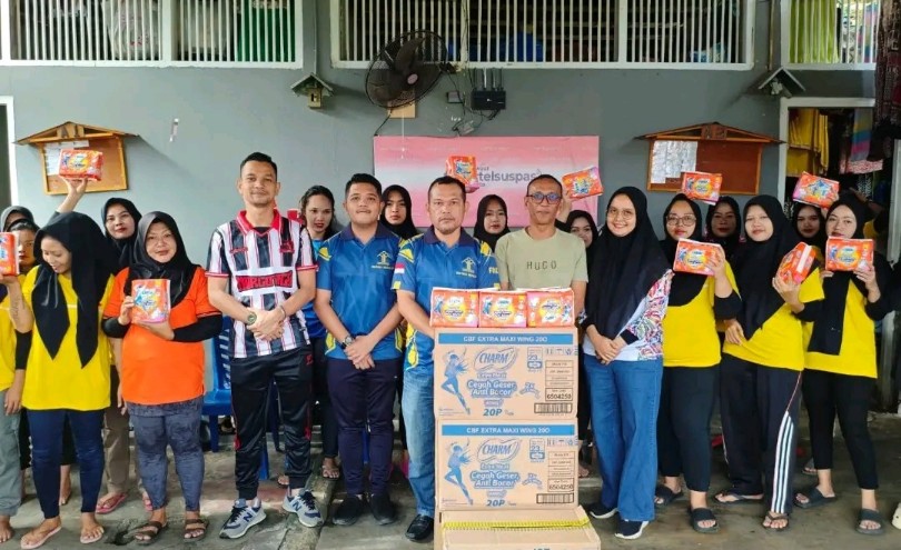 Rutan Rengat membagikan vitamin dan susu untuk warga binaan kelompok rentan (foto/Andri)