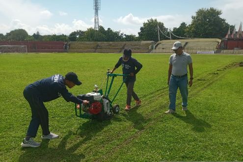 Proses perbaikan Gor Stadion Haji Agus Salim Padang jelang Liga 1 2024/2025.(foto: int)