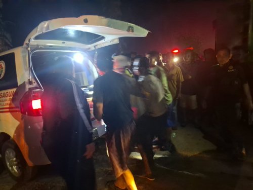 Personel Polres Pelalawan bersama masyarakat gerak cepat evakuasi korban tertimpa muatan truk (foto/Andy)
