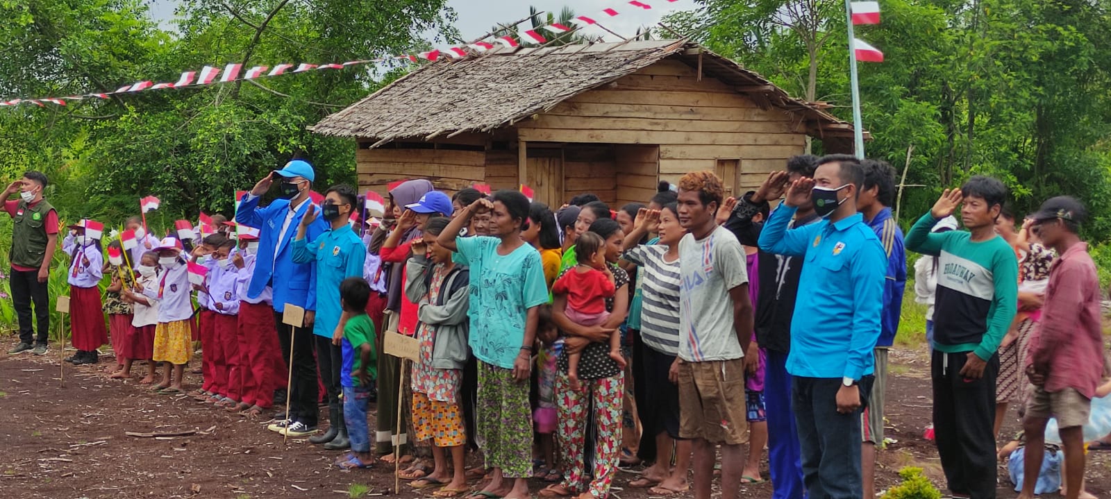 Masyarakat Suku Akit di pedalaman Kabupaten Kepulauan Meranti ikut memperingati Hari Ulang Tahun (HUT) ke-76 RI dengan melaksanakan Apel Bendera