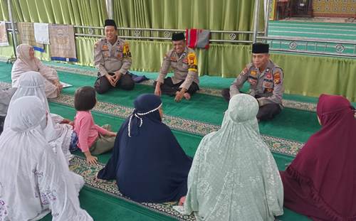 Personel Polsek Senapelan bersama jamaah Masjid Paripurna Rahmat Ilahi, Kampung Dalam.(foto: istimewa)