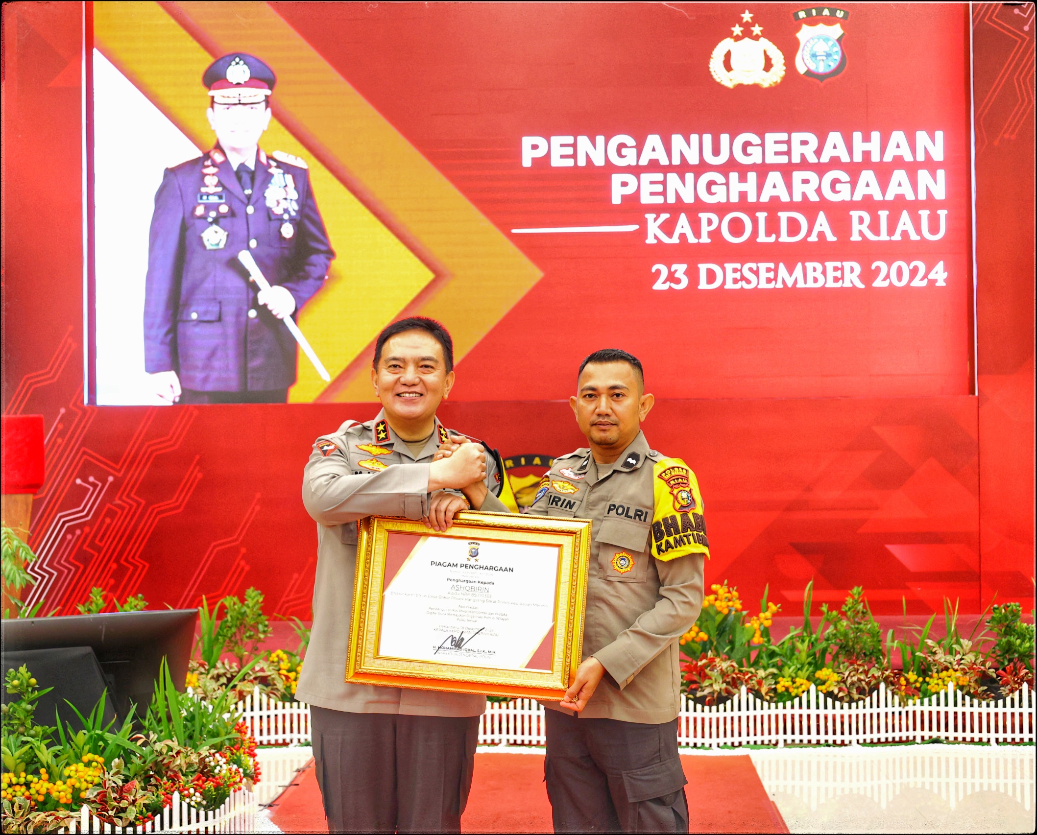 Aipda Ashobirin menerima penghargaan langsung dari Kapolda Riau, Irjen Pol Muhammad Iqbal