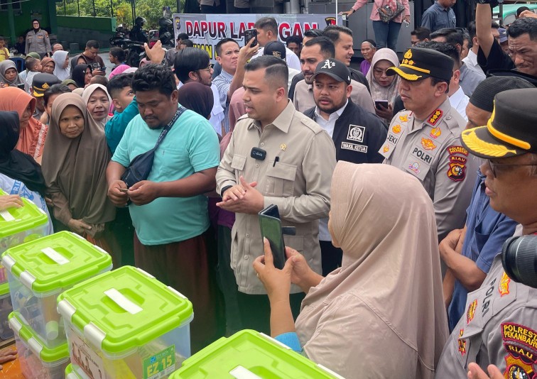 Anggota DPR RI, Rahul, DPD Gerindra Riau dan DPC Gerindra Pekanbaru bagikan bantuan ke warga Rumbai yang terdampak banjir (foto/mimi)