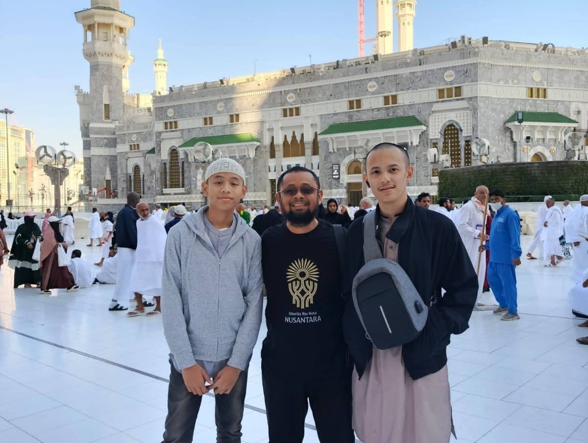 Ketua ASITA Riau, Dede Firmansyah (tengah) sambut baik rute baru Pekanbaru-Jeddah (foto/ist)