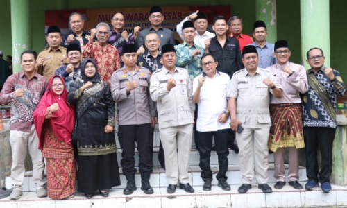 Plt Bupati Kuansing, Suhardiman Amby bersama para tokoh masyarakat usai Mubes Kuantan Hulu Pucuk Rantau.(foto: ultra/halloriau.com)