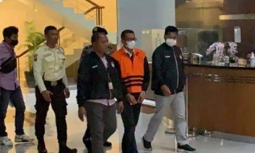 Bupati Meranti nonaktif, M Adil pakai rompi orange setelah ditahan KPK dalam kasus suap jasa umrah, fee SKPD dan suap auditor BPK Riau.(foto: int)