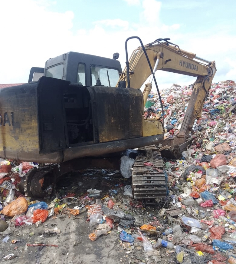 Alat berat di TPS Gogok rusak parah