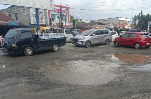 Lubang besar menganga di simpang Jalan Kaharuddin Nasution-Pasir Putih, Pekanbaru.(foto: angga/halloriau.com)