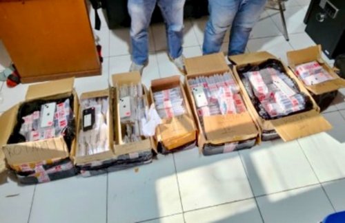 Ratusan iPhone bekas tak bertuan disita Bea Cukai Bengkalis.(foto: int)