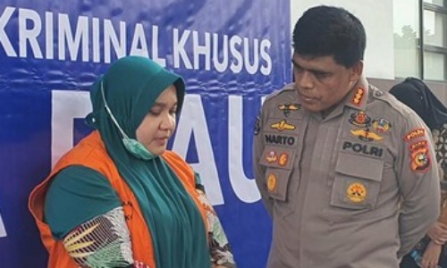 Kabid Humas Polda Riau, Kombes Pol Sunarto dan tersangka korups BLUD RSUD Bangkinang.(foto: detik.com)