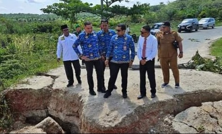 Pjs Bupati Kuansing, drg Sri Sadono Mulyanto bersama sejumlah pejabat meninjau ruas Jalan Lingkar Sentajo Raya yang ambruk (foto/ultra)