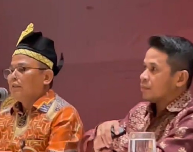 Dari kiri Ketua KPU Riau Rusidi Rusdan dan anggota KPU Riau Abdul Rahman saat memimpin rapat pleno penetapan DPS Pilgubri 2024.