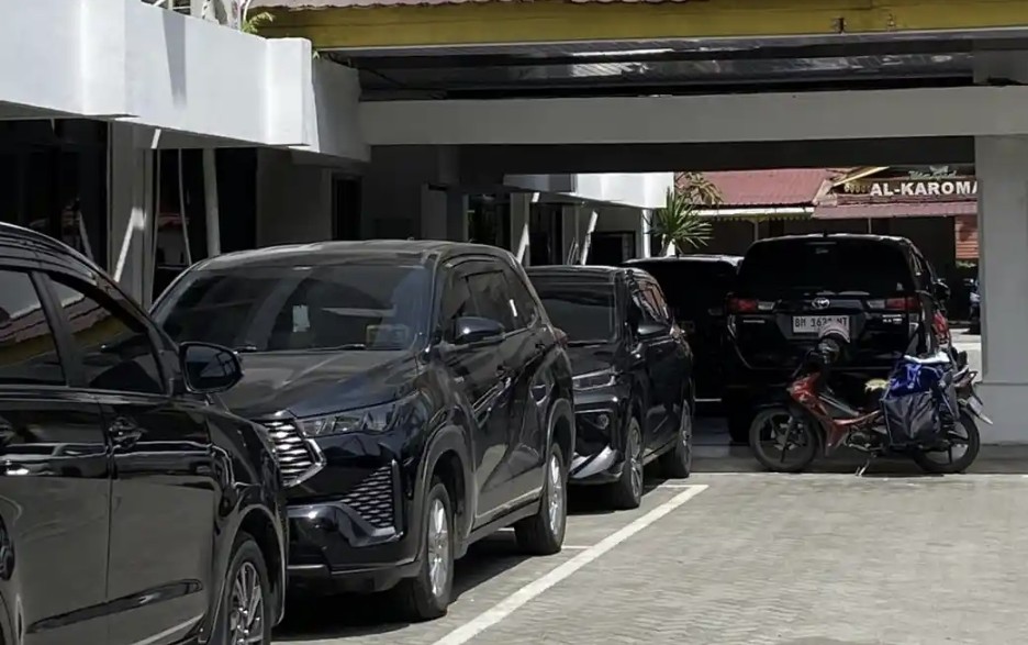 Penggeledahan di BPKAD Riau berlangsung sejak pagi (foto/tribun)