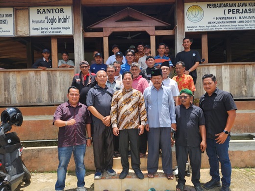 Bacalon Wabub Kuansing, Muklisin merupakan seorang Tokoh Jawa Kuansing bersilaturahmi dengan pengurus Perjasing (foto/ultra)