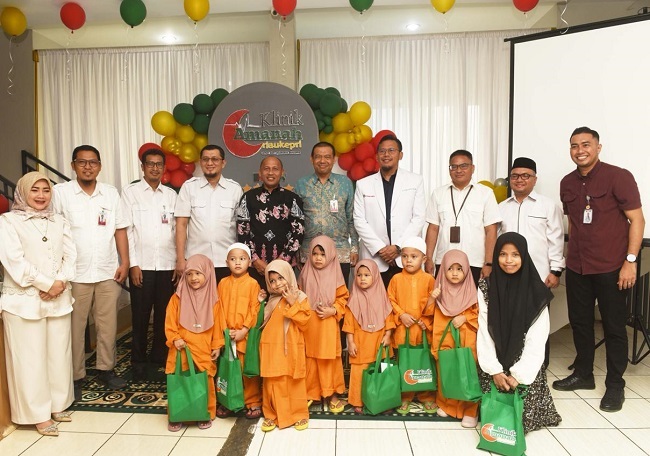 Foto bersama seusai acara syukuran Milad ke-5 yang digelar di Lantai 2 Klinik Utama Amanah, Selasa (02/12/2025).