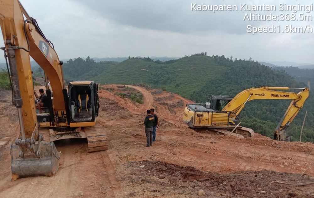 Dua alat berat perambah hutan lindung di Kuansing yang berhasil diamankan DLHK Riau