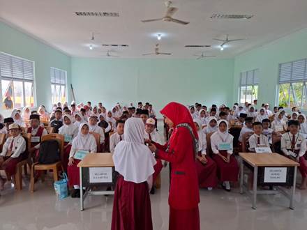 BRK Syariah Lingga menyosialisasikan Tabungan Simpel di SMPN 1 Lingga.(foto: istimewa)