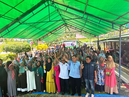 Cawagub Riau nomor urut 1, SF Hariyanto bersama masyarakat Pematang Manggis, inhu.(foto: sri/halloriau.com)