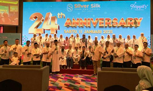 Para jemaah mengikuti manasik umrah dalam rangkaian 24th Anniversary Silver Silk Tour and Travel di The Zuri Hotel Pekanbaru.(foto: meri/halloriau.com)