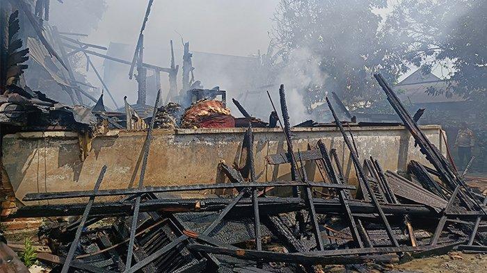 Kebakaran di Jalan Cik di Tiro Pekanbaru.(foto: tribunpekanbaru.com)