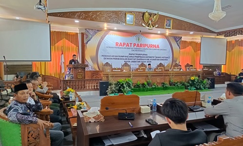 Pj Sekda, Fahdiansyah membacakan pidato pengantar RAPBD 2025 (foto/ultra)