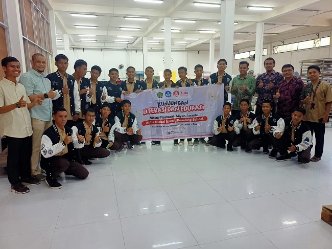 Santri Ponpes AUFIA Global Islamic Boarding School  (GIBS) Riau foto bersama saat kunjungan industri ke pabrik Rotte Bakery.