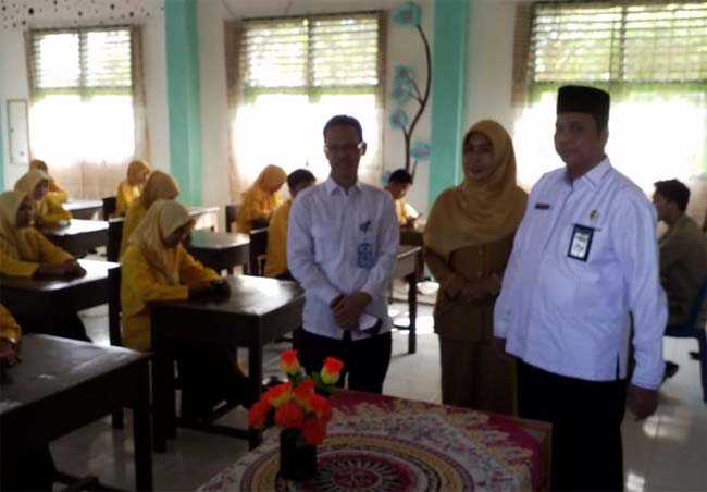   Kakan Kemenag Rohul Syahrudin bersama Kasi Ketenagaan Subdit Kurikulum Direktorat Jenderal Pendidikan Islam Kementerian Agama RI M.Nadir, monitoring US materi PAI sistim online dengan hp android di SMAN I Rambah dan SMA Muhammadiyah.