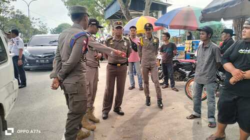 Dishub dan Satpol PP Pelalawan merespons cepat keluhan kemacetan di area Sekolah Bernas. (Foto: Andi Indrayanto)