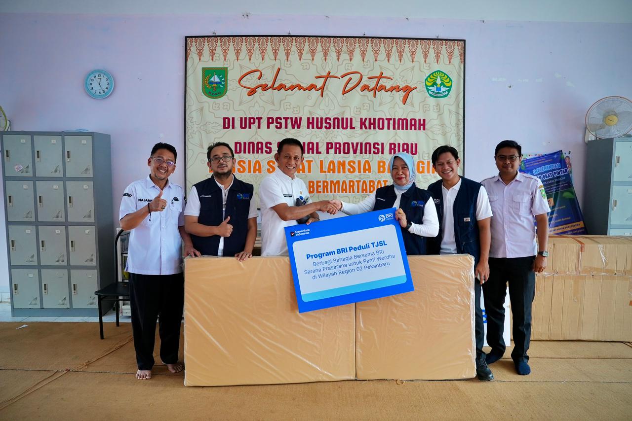 BRI Region 2 Pekanbaru berbagi sembako untuk Panti Asuhan dan dukungan sarana prasarana bagi Lansia di Panti Werdha (foto/ist)