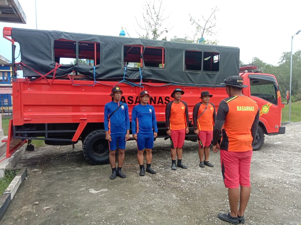 Petugas melakukan pencarian petani sawit tenggelam di Rohil (foto/bayu)