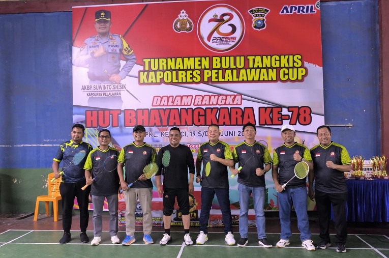 Bupati Pelalawan, Zukri Misran secara resmi membuka Turnamen Bulu Tangkis Kapolres Cup (foto/Andy)