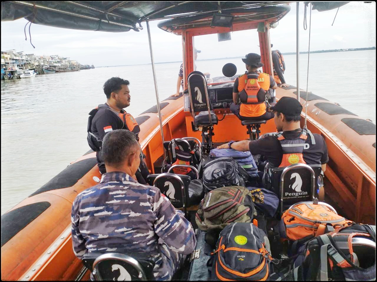 Tim SAR Gabungan melakukan pencarian terhadap dua nelayan yang dikabarkan hilang