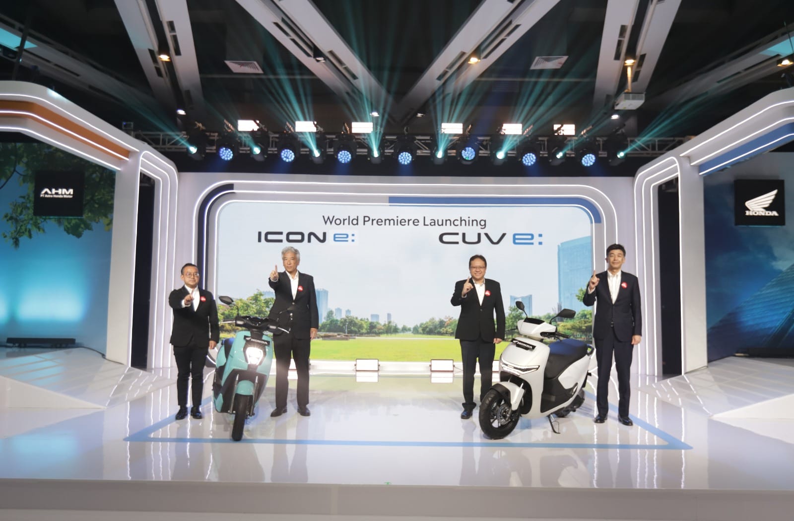 (Kiri-Kanan): Marketing Director AHM – Octavianus, President Director – Susumu Mitsuishi, Executive Vice President Director– Thomas dan Marketing Director- Naoki  memperkenalkan Honda ICON e: dan Honda CUV e: (foto/ist)