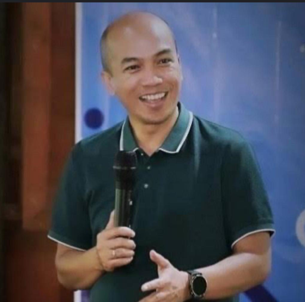 Rektor UIR, Dr Admiral terima penghargaan JMSI Riau 2025 di Kuansing (foto/int)