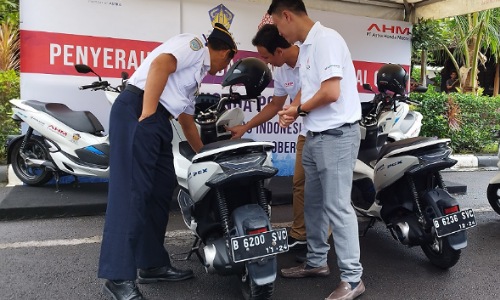 Kadishub Bali Dr Ir I Gde Wayan Samsi Gunarta melihat Honda PCX Electric setelah serah terima dengan AHM di Kantor Dishub Bali.(foto: istimewa)