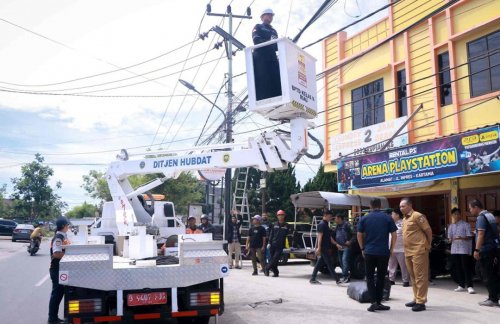 Penertiban kabel FO di Pekanbaru.(foto: int)